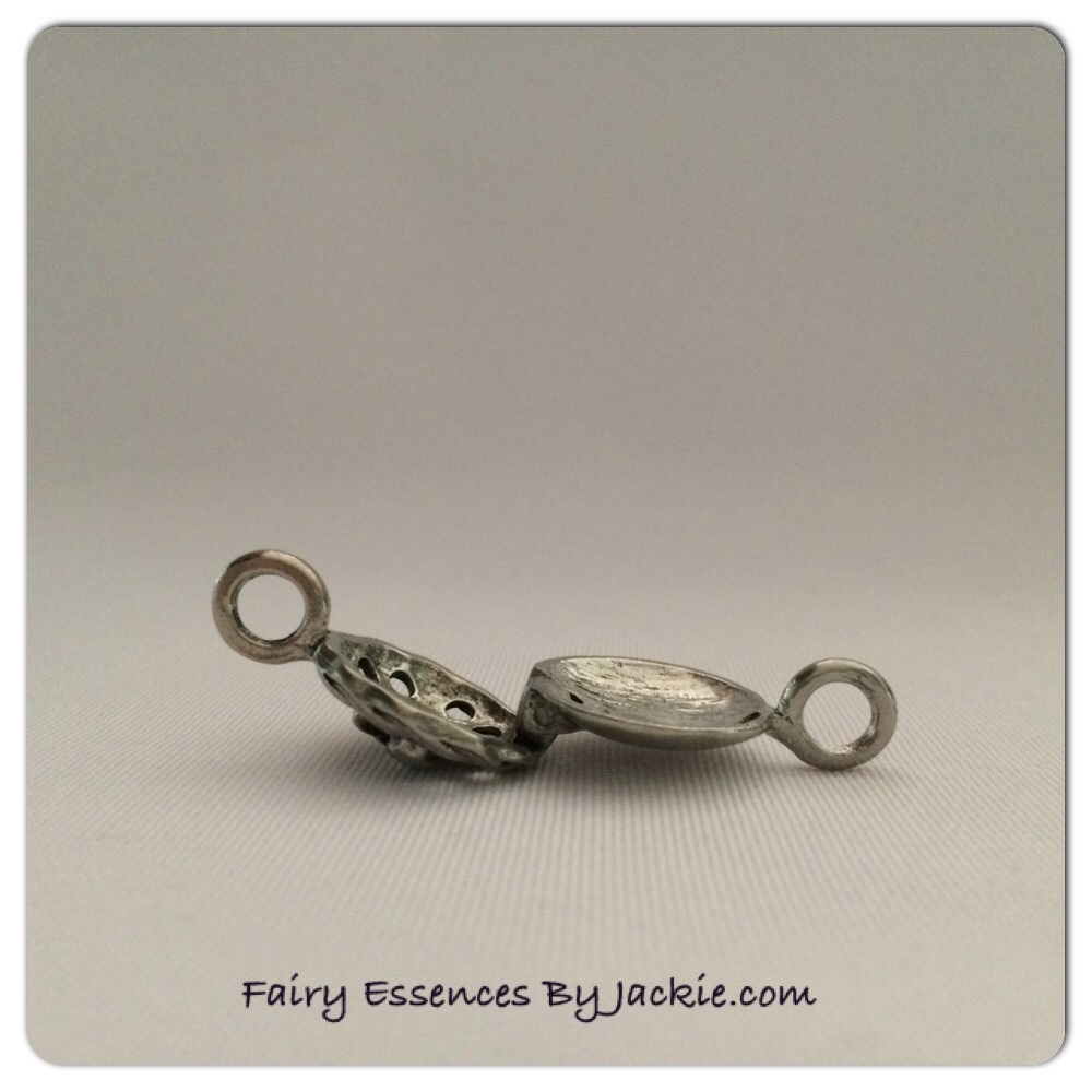 Claddagh Diffuser Necklace - Picture 4 of 4